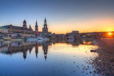 Elbe Nehri, Saksonya'da Dresden'de güzel gün batımı. Almanya