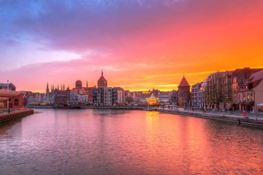 Gdansk'ta muhteşem gün batımı Motlawa nehri, Polonya'ya yansıdı.