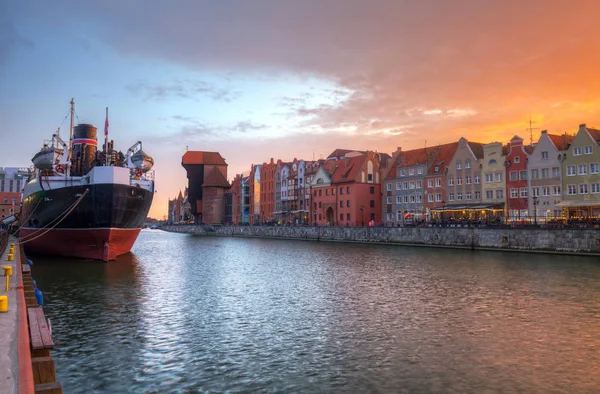 Cidade Velha Gdansk Com Guindaste Portuário Histórico Sobre Rio Motlawa — Fotografia de Stock