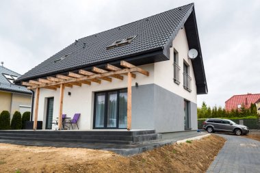 Yeni döşenmiş beton paver blokları ile Ev