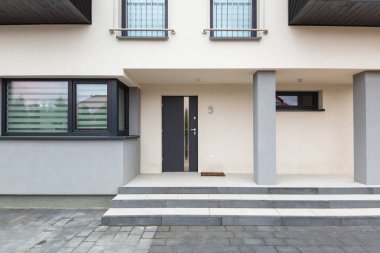 Yeni döşenmiş beton paver blokları ve adımları ile Ev