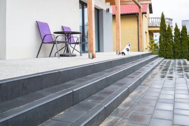 Yeni döşenmiş beton paver blokları ile güzel bahçe terası