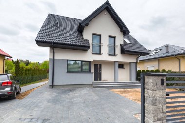 Yeni döşenmiş beton paver blokları ile Ev
