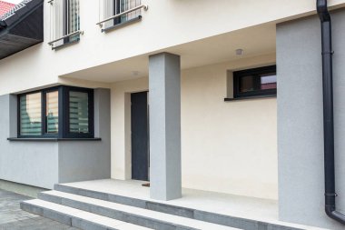 Yeni döşenmiş beton paver blokları ve adımları ile Ev