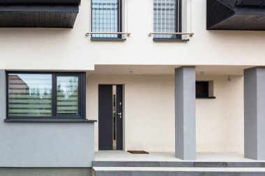 Yeni döşenmiş beton paver blokları ve adımları ile Ev