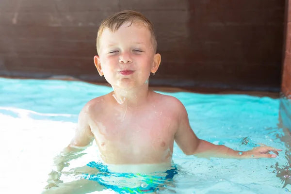 Glad Liten Pojke Vid Poolen Sommarlovet — Stockfoto