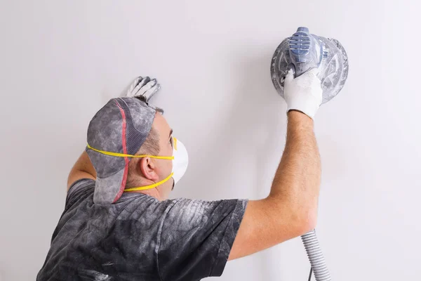 Gipser Mit Staubmaske Poliert Eine Wand Mit Schleifmaschine Haussanierungskonzept — Stockfoto