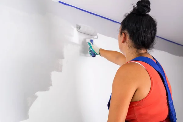 Vrouw Aan Het Schilderen Van Een Kamer Met Verfroller — Stockfoto