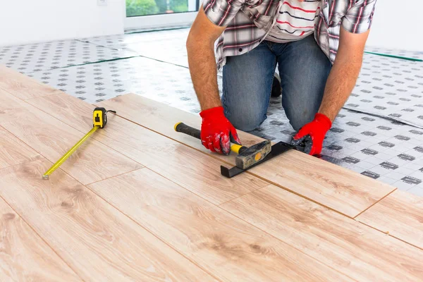 Handyman Instalando Novo Piso Madeira Laminado — Fotografia de Stock