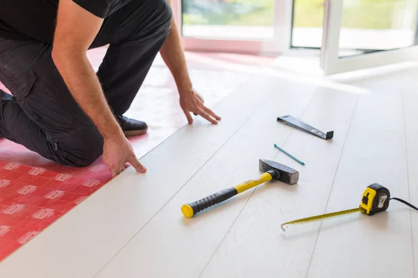 Handyman Instalando Piso Madera Laminado Nuevo — Foto de Stock