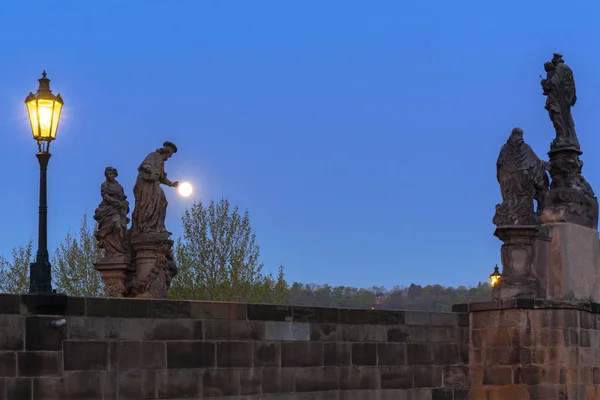 Statuen Auf Der Karlsbrücke Und Vollmond Prag Tschechische Republik — Stockfoto