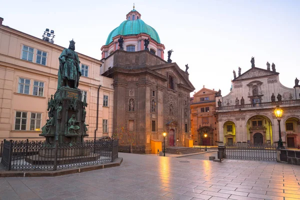Architektura Starego Miasta Pradze Statuą Króla Karola Czechy — Zdjęcie stockowe