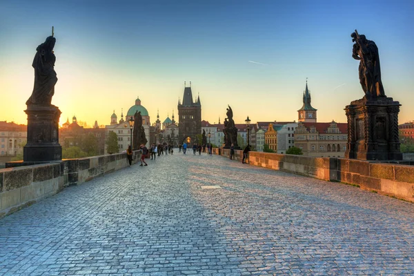 日の出 チェコ共和国プラハのカレル橋 — ストック写真