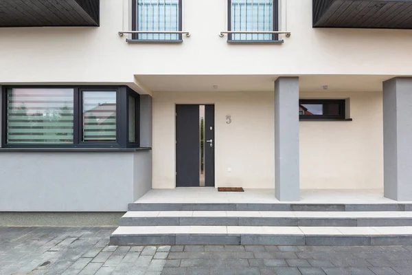 Huis Met Nieuw Gelegde Betonnen Paver Blokken Stappen — Stockfoto