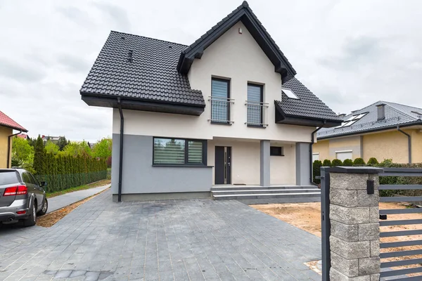 Casa Con Nuevos Bloques Hormigón Pavimentado — Foto de Stock