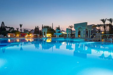 Side, Türkiye - 9 Haziran 2018: Gece, Türkiye yakın yan Tt Pegasos World resort güzel havuz alanı. Pegasos World Hotel 4 yıldızlı tesistir 9600 metrekare havuz alanları ile.