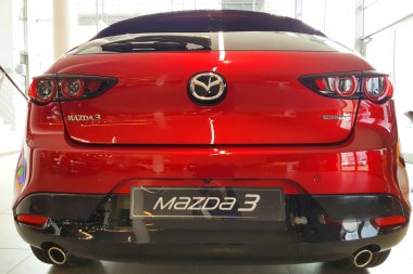 Gdansk, Polonya - 10 Nisan 2019: Yepyeni 2019 Mazda modeli 3 Gdansk araba showroom, Polonya. Mazda 3, Japonya'da Mazda Motor Corporation tarafından üretilen popüler bir kompakt otomobildir..