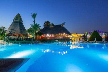 Side, Türkiye - 9 Haziran 2018: Gece, Türkiye yakın yan Tt Pegasos World resort güzel havuz alanı. Pegasos World Hotel 4 yıldızlı tesistir 9600 metrekare havuz alanları ile.