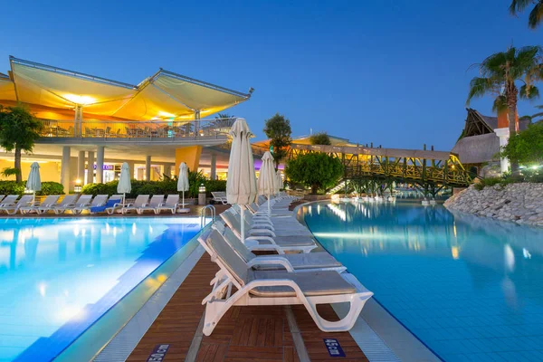 Side, Türkiye - 9 Haziran 2018: Gece, Türkiye yakın yan Tt Pegasos World resort güzel havuz alanı. Pegasos World Hotel 4 yıldızlı tesistir 9600 metrekare havuz alanları ile.