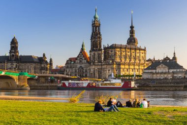 Dresden, Almanya - 19 Nisan 2019: Saksonya, Dresden'deki Elbe Nehri'nde piknik yapanlar. Almanya