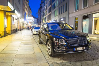 Dresden, Almanya - 19 Nisan 2019: Yeni Bentley Bentayga, Almanya'nın Dresden sokağına park etti. Bentley Bentayga, İngiliz otomobil üreticisi Bentley tarafından pazarlanan crossover Suv