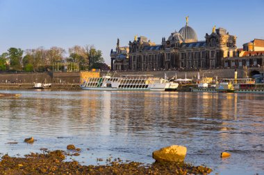 Dresden, Almanya - 19 Nisan 2019: Gün batımında Elbe Nehri'nde Dresden şehir manzarası ve Augustus Köprüsü, Saksonya. Almanya