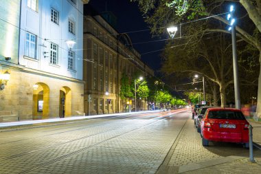 Dresden, Almanya - 19 Nisan 2019: Geceleri Dresden'deki eski şehrin güzel mimarisi, Saksonya. Almanya