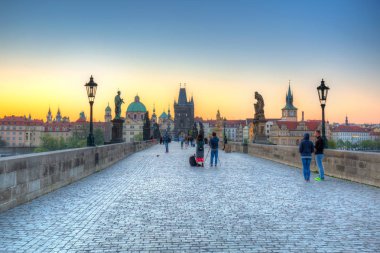 Prag, Çek Cumhuriyeti - 20 Nisan 2019: Gün doğumunda Prag'daki Charles köprüsünün mimarisi, Çek Cumhuriyeti