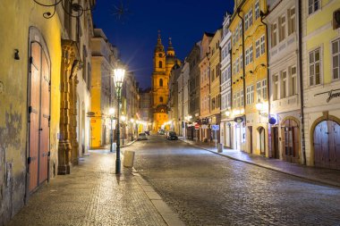Prag, Çek Cumhuriyeti - 20 Nisan 2019: Prag'da gece leyin eski şehrin mimarisi, Çek Cumhuriyeti