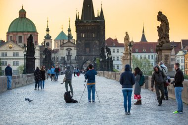 Prag, Çek Cumhuriyeti - 20 Nisan 2019: Gün doğumunda Prag'daki Charles köprüsünde insanlar, Çek Cumhuriyeti