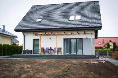 Mükemmel çim için dikilen çim tohumları ile House