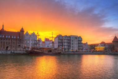 Gün batımında Motlawa nehri üzerinde Gdansk Eski şehir, Polonya.