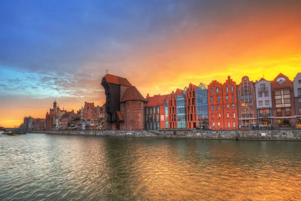 Gün Batımında Motlawa Nehri Üzerinde Tarihi Liman Vinç Ile Gdansk — Stok fotoğraf