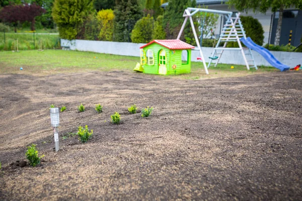 Ogród Boxwoods Obsadzone Plac Zabaw Dla Dzieci — Zdjęcie stockowe