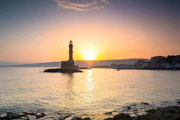 Φάρος στο λιμάνι των Χανίων το ξημέρωμα στην Κρήτη, Ελλάδα — Φωτογραφία Αρχείου