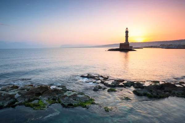 Maják v přístavu Chania při východu slunce na Krétě, Řecko — Stock fotografie