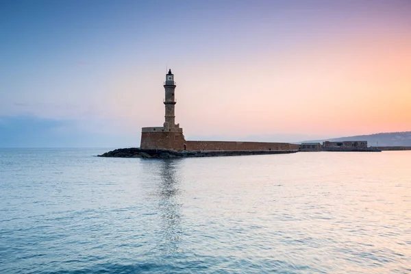 Girit,Yunanistan'da gün doğumunda Hanya limanında deniz feneri — Stok fotoğraf