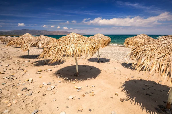 Tropische Parasols Maleme Strand Kreta Griekenland — Stockfoto