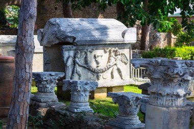 Side, Türkiye - 11 Haziran 2018: Güzel Yunan mimarisi Antik Side Müzesi Türkiye'de. Yan Türkiye Güney Akdeniz sahil üzerinde Antik Yunan kentidir.