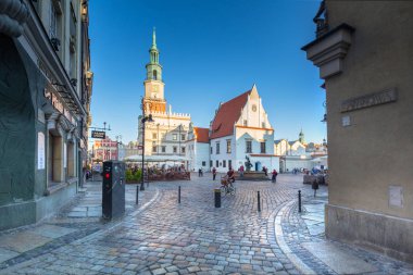 Poznan, Polonya - 8 Eylül 2018: Ana kare Poznan, Polonya mimarisi. Poznan bir şehirdir Warta Nehri Batı merkezi Polonya