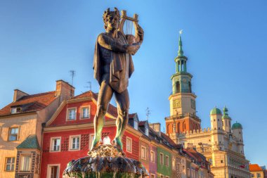 Poznan, Polonya - 8 Eylül 2018: Poznan, Polonya'daki Ana Meydan'daki Apollo çeşmesi. Poznan, Polonya'nın batısında, Warta Nehri'nde bulunan bir şehirdir.