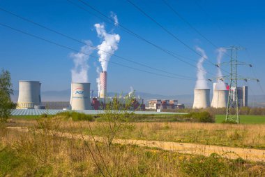 Bogatynia, Polonya - 20 Nisan 2019: Bogatynia, Polonya'daki Turow Thermal Power Station. Bu Polonya'da bulunan modern kahverengi kömür termik santrali.