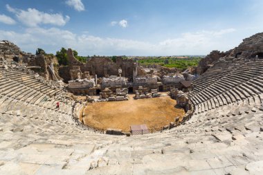 Antik Roma Tiyatrosu yanında, Türkiye'de Mimarlık
