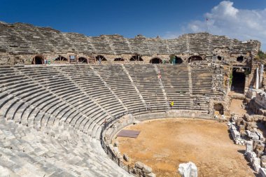 Antik Roma Tiyatrosu yanında, Türkiye'de Mimarlık