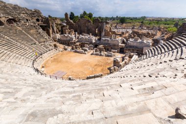 Antik Roma Tiyatrosu yanında, Türkiye'de Mimarlık