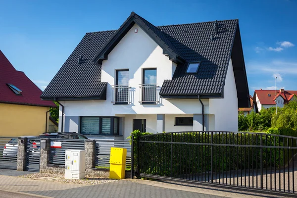 Neues Haus Mit Weißen Wänden Und Schwarzen Dachziegeln — Stockfoto