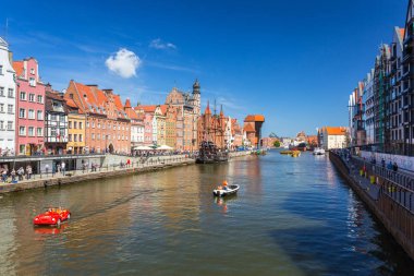 Gdansk, Polonya - 2 Haziran 2019: Motlawa nehri, Polonya Gdansk'taki eski kentin mimarisi. Gdansk Ortaçağ eski şehir mimarisi ile Polonya Pomeranya tarihi başkenti.