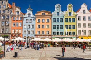 Gdansk, Polonya - 2 Haziran 2019: Gdansk, Polonya'daki eski şehrin mimarisi. Gdansk Ortaçağ eski şehir mimarisi ile Polonya Pomeranya tarihi başkenti.