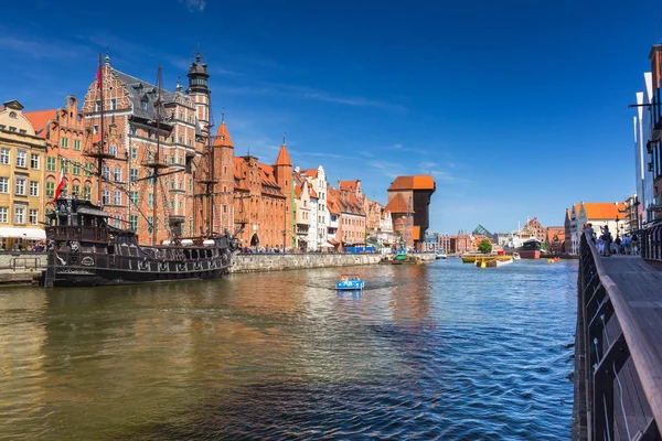 Casco Antiguo Gdansk Con Grúa Portuaria Histórica Reflejada Río Motlawa — Foto de Stock