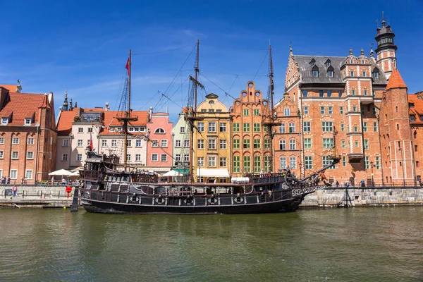 Casco Antiguo Gdansk Con Velero Pirata Reflejado Río Motlawa Polonia — Foto de Stock